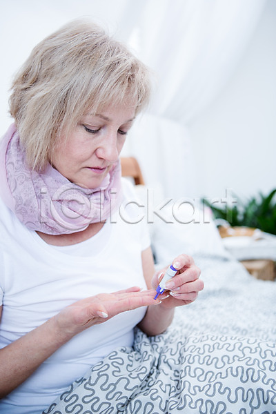 50대 백인 여자 중년 중년여자한명만 한명 JPG 옆모습 포토 당뇨병 상반신 실내 앉기 응시 침대 혈당 혈당계