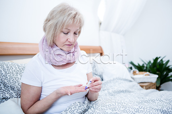 50대 백인 여자 중년 중년여자한명만 한명 JPG 아웃포커스 앞모습 포토 당뇨병 상반신 실내 앉기 응시 침대 혈당 혈당계