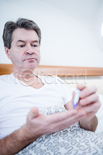 50대 남자 백인 중년 중년남자한명만 한명 JPG 아웃포커스 앞모습 포토 당뇨병 들기 상반신 실내 앉기 응시 침대 혈당 혈당계