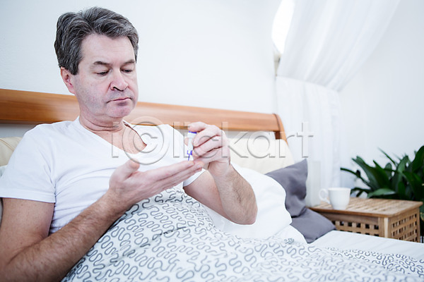 50대 남자 백인 중년 중년남자한명만 한명 JPG 앞모습 포토 당뇨병 들기 상반신 실내 앉기 응시 침대 혈당 혈당계