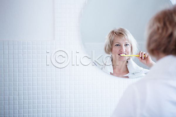 50대 백인 여자 중년 중년여자한명만 한명 JPG 뒷모습 아웃포커스 포토 거울 상반신 서기 실내 양치 응시 화장실