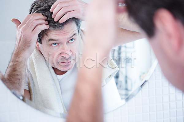 50대 남자 백인 중년 중년남자한명만 한명 JPG 아웃포커스 옆모습 포토 거울 머리 상반신 서기 실내 응시 화장실