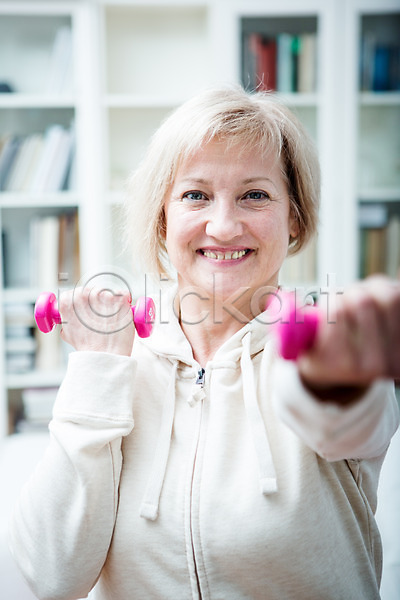 50대 백인 여자 중년 중년여자한명만 한명 JPG 앞모습 포토 거실 건강 건강관리 들기 상반신 서기 손내밀기 실내 아령 운동 웃음 의료성형뷰티