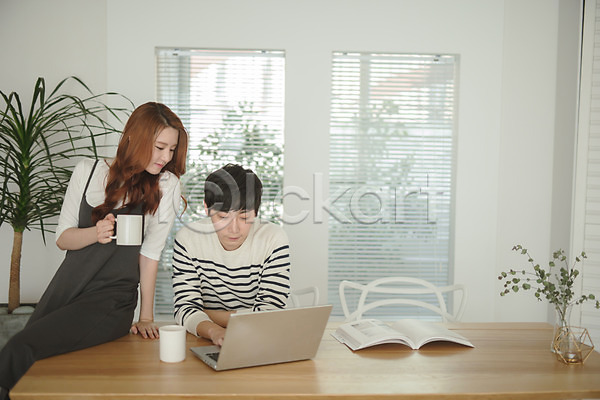 휴식 20대 30대 남자 두명 성인 성인만 여자 한국인 JPG 앞모습 포토 가족 남편 노트북 마시기 부부라이프 상반신 신혼부부 실내 아내 앉기 웃음 응시 의자 커피 컵
