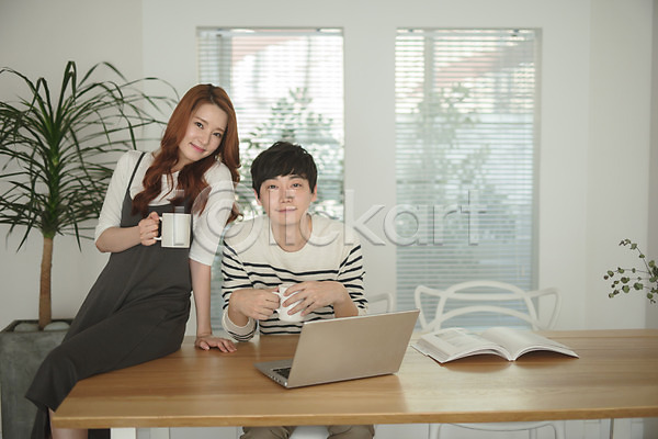 휴식 20대 30대 남자 두명 성인 성인만 여자 한국인 JPG 앞모습 포토 가족 남편 노트북 들기 부부라이프 상반신 신혼부부 실내 아내 앉기 웃음 커피 컵