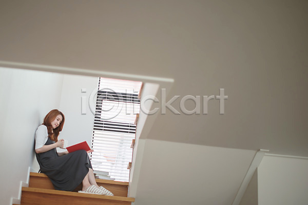 휴식 20대 성인 성인여자한명만 여자 한국인 한명 JPG 옆모습 포토 계단 독서 들기 실내 앉기 응시 전신 책