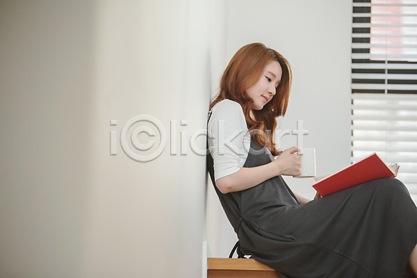 휴식 20대 성인 성인여자한명만 여자 한국인 한명 JPG 옆모습 포토 계단 독서 들기 상반신 실내 앉기 응시 책