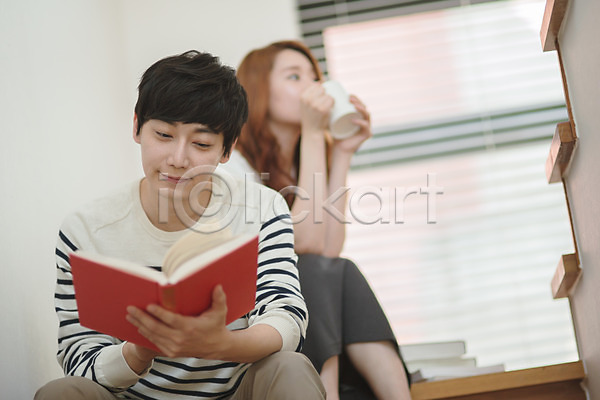 휴식 20대 30대 남자 두명 성인 성인만 여자 한국인 JPG 아웃포커스 앞모습 옆모습 포토 가족 계단 남편 독서 들기 마시기 부부라이프 상반신 신혼부부 실내 아내 앉기 웃음 응시 책 커피