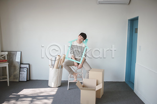 30대 남자 성인 성인남자한명만 한국인 한명 JPG 앞모습 포토 걸기 내집마련 배너 부동산 실내 앉기 이사 이삿짐 자취 전신 집모양