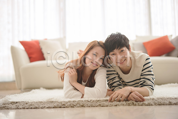 다정 사랑 20대 30대 남자 두명 성인 성인만 여자 한국인 JPG 앞모습 포토 가족 거실 남편 부부라이프 상반신 소파 신혼부부 실내 아내 엎드리기 웃음