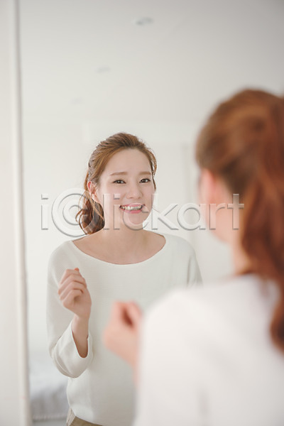 다정 사랑 20대 성인 성인여자한명만 여자 한국인 한명 JPG 뒷모습 아웃포커스 포토 거울 상반신 서기 실내 웃음 응시