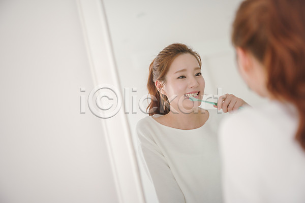 다정 사랑 20대 성인 성인여자한명만 여자 한국인 한명 JPG 뒷모습 아웃포커스 포토 거울 들기 상반신 서기 실내 양치 응시 칫솔