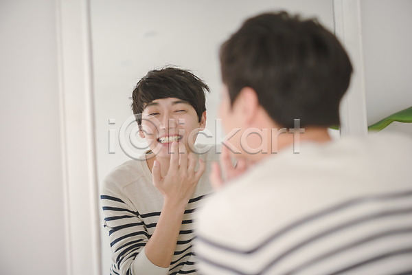 다정 사랑 30대 남자 성인 성인남자한명만 한국인 한명 JPG 뒷모습 아웃포커스 포토 거울 상반신 서기 실내 웃음 응시 치아 확인