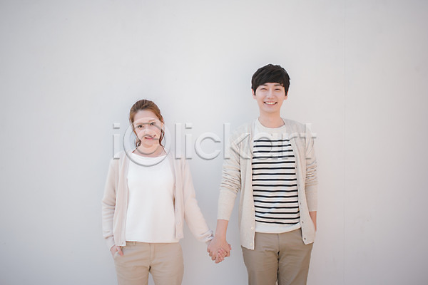 다정 사랑 20대 30대 남자 두명 성인 성인만 여자 한국인 JPG 앞모습 포토 가족 남편 부부라이프 상반신 서기 손잡기 신혼부부 실내 아내 웃음
