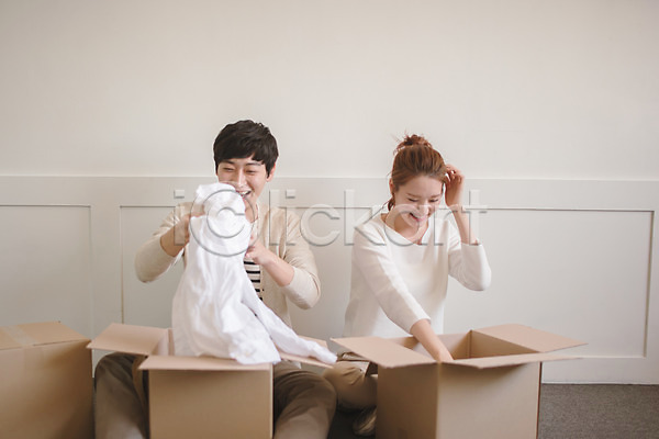 다정 사랑 20대 30대 남자 두명 성인 성인만 여자 한국인 JPG 앞모습 포토 가족 남편 들기 부부라이프 상반신 상자 신혼부부 실내 아내 앉기 옷 웃음 응시 이삿짐 풀기