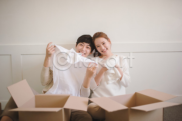 다정 사랑 20대 30대 남자 두명 성인 성인만 여자 한국인 JPG 앞모습 포토 가족 남편 들기 부부라이프 상반신 상자 신혼부부 실내 아내 앉기 옷 웃음 이삿짐 풀기