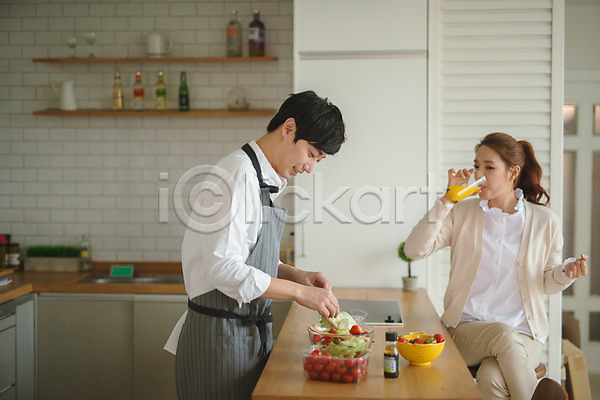 다정 사랑 20대 30대 남자 두명 성인 성인만 여자 한국인 JPG 앞모습 옆모습 포토 가족 남편 마시기 부부라이프 상반신 샐러드 서기 신혼부부 실내 아내 양배추 오렌지주스 요리 웃음 응시 주방 토마토