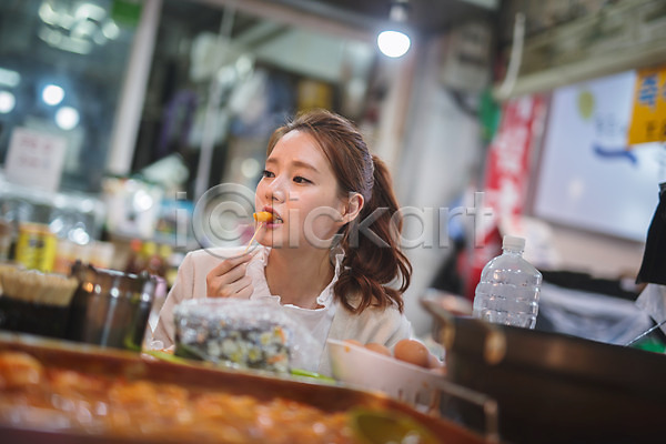 다정 사랑 20대 성인 성인여자한명만 여자 한국인 한명 JPG 아웃포커스 앞모습 포토 계란 김밥 떡볶이 맛있는 먹기 분식 상반신 앉기 야외 웃음 응시 주간
