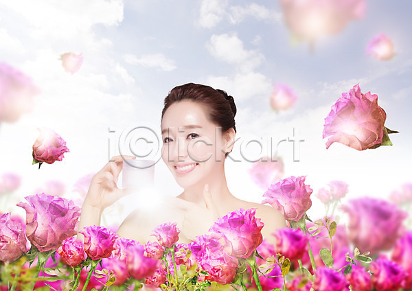 40대 여자 한국인 한명 PSD 편집이미지 구름(자연) 꽃 봄 뷰티 상반신 웃음 의료성형뷰티 장미 편집 하늘 화장품