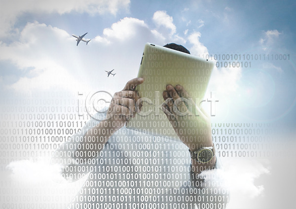 남자 성인 한명 PSD 편집이미지 구름(자연) 비즈니스 비즈니스맨 비행기 상반신 손목시계 숫자 코드 태블릿 편집 하늘