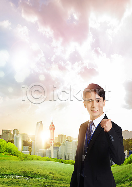 30대 남자 성인 한국인 한명 PSD 편집이미지 구름(자연) 노을 비즈니스 비즈니스맨 빌딩 상반신 웃음 잔디 파이팅 편집 하늘
