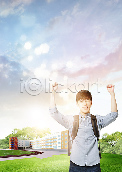 20대 남자 성인 한국인 한명 PSD 편집이미지 구름(자연) 대학생 배낭 상반신 웃음 잔디 파이팅 편집 하늘 학교