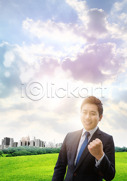30대 남자 성인 한국인 한명 PSD 편집이미지 구름(자연) 비즈니스 비즈니스맨 빌딩 상반신 웃음 잔디 파이팅 편집 하늘