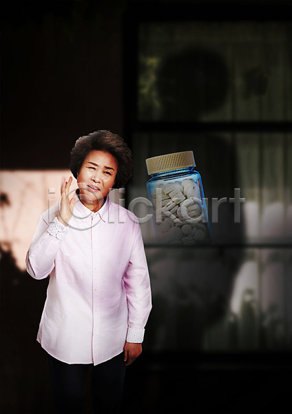 60대 노년 성인 여자 한국인 한명 PSD 편집이미지 그림자 상반신 알약 약병 의학 질병 편집