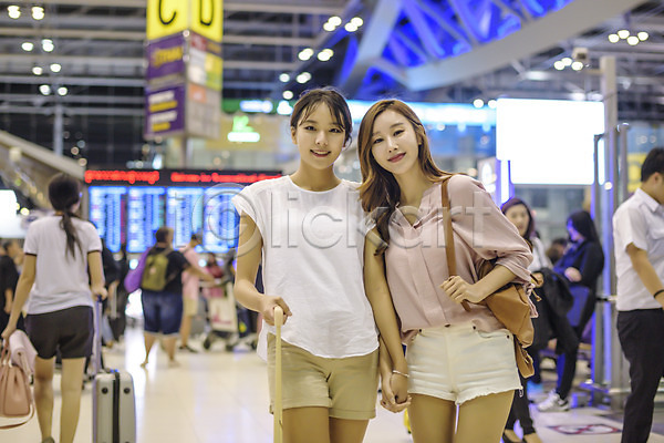 우정 20대 성인 여러명 여자 한국인 JPG 아웃포커스 앞모습 포토 가방 공항 들기 상반신 서기 실내 여행 우먼라이프 웃음 친구 캐리어 태국