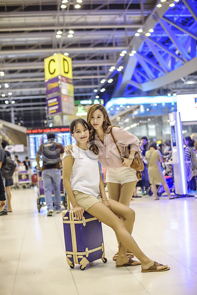 우정 20대 두명 성인 성인여자만 여자 한국인 JPG 아웃포커스 앞모습 포토 가방 공항 기댐 들기 서기 실내 앉기 여행 우먼라이프 웃음 전신 친구 캐리어 태국