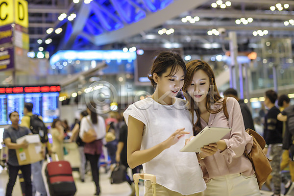 우정 20대 두명 성인 성인여자만 여자 한국인 JPG 아웃포커스 앞모습 포토 공항 들기 상반신 서기 실내 여행 우먼라이프 웃음 응시 친구 태국 태블릿