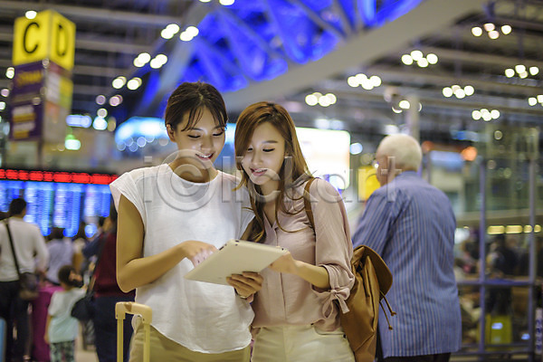 우정 20대 두명 성인 성인여자만 여자 한국인 JPG 아웃포커스 앞모습 포토 공항 들기 상반신 서기 실내 여행 우먼라이프 웃음 응시 지도 친구 태국 태블릿