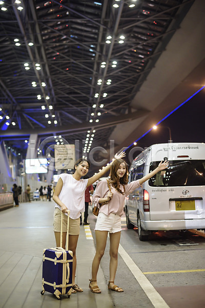 우정 20대 두명 성인 성인여자만 여자 한국인 JPG 앞모습 포토 공항 서기 야간 야외 여행 우먼라이프 웃음 응시 전신 친구 캐리어 태국 택시