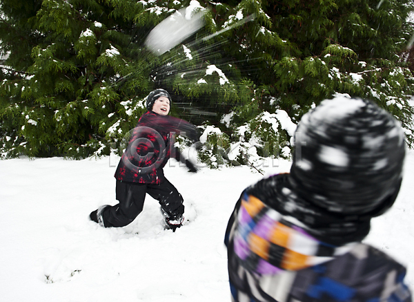 경쟁 기쁨 우정 청춘(젊음) 행복 두명 소년 어린이 JPG 포토 해외이미지 게임 겨울 계절 공 냉동 놀이 눈내림 눈덩이 던지기 미소(표정) 서리 시골 싸움 야외 얼음 웃음 장난 포즈 해외202004