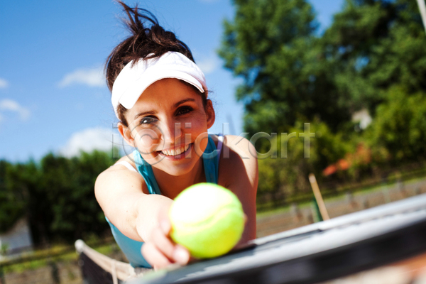 즐거움 서양인 성인 성인여자한명만 여자 한명 JPG 소프트포커스 앞모습 포토 해외이미지 들기 상반신 서브 야외 여름(계절) 우먼라이프 잡기 주간 테니스 테니스공 테니스라켓 테니스복 테니스장 해외202004