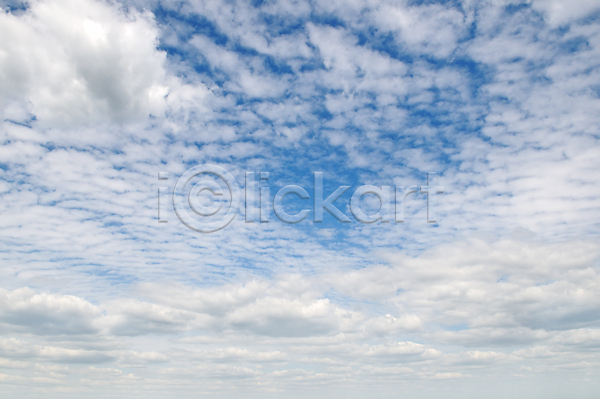 분위기 사람없음 JPG 포토 해외이미지 계절 구름(자연) 날씨 맑음 백그라운드 봄 빛 수분 야외 여름(계절) 자연 천국 태양 파란색 풍경(경치) 하늘 하늘색 해외202004 햇빛 흐림 흰색
