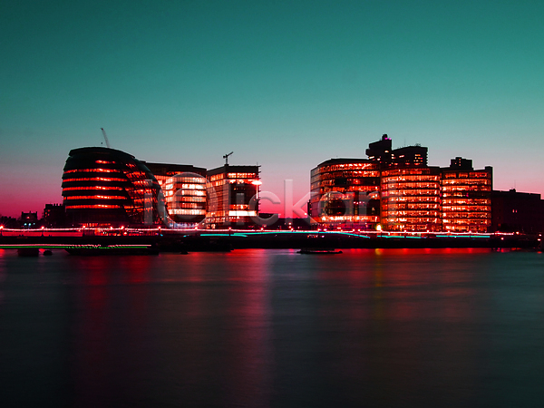 추위 사람없음 JPG 포토 해외이미지 건물 건축양식 겨울 계절 기중기 런던 블록 사무실 아래 야간 영국 영어 오렌지 왕국 유럽 유리 잉글랜드 장면 전등 철강 초록색 큼 템스강 하늘 해외202004