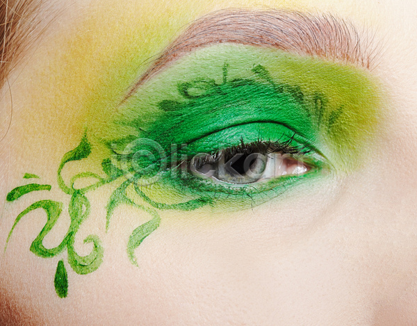 성인 성인여자한명만 신체부위 여자 한명 JPG 근접촬영 앞모습 포토 해외이미지 눈(신체부위) 눈화장 무늬 실내 초록색 컨셉 페이스페인팅 해외202004