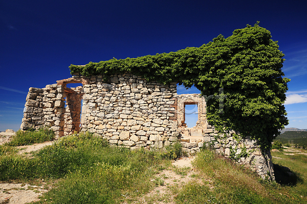 사람없음 JPG 포토 해외이미지 그림 맑음 바위 버리기 벽 스페인 식물 언덕 절정 주택 창문 초록색 출입구 파란색 파멸 풍경(경치) 하늘 해외202004