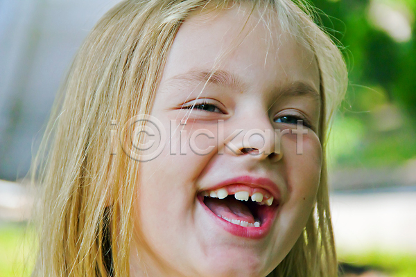 백인 어린이 한명 JPG 포토 해외이미지 6 7 8 9 금발 미소(표정) 여학생 웃음 유럽 파란색 해외202004 흰색