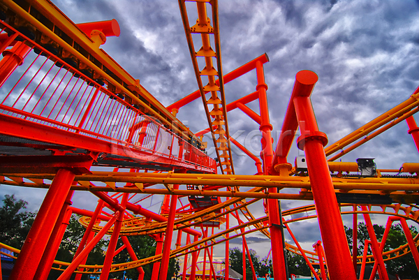 행복 휴식 사람없음 JPG 포토 해외이미지 곡선 구름(자연) 놀이공원 롤러코스터 빨간색 야외 주간 주말 하늘 해외202004