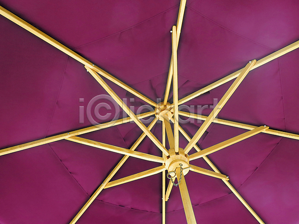 보호 휴식 사람없음 JPG 포토 해외이미지 그늘 기계 날씨 닫기 맑음 목재 분홍색 실내 양산 여름(계절) 오브젝트 오픈 우산 프레임 해외202004 휴가