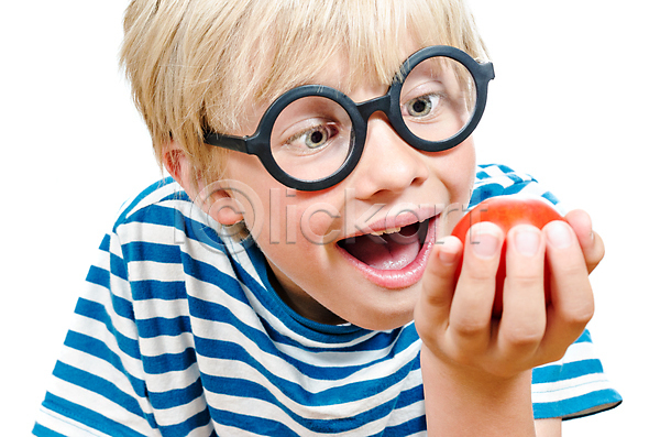 신선 행복 흥분 남자 백인 사람 소년 어린이 한명 JPG 포토 해외이미지 1 감정 건강 고립 교육 미소(표정) 안경 웃음 음식 작음 채소 토마토 표현 해외202004 흰색