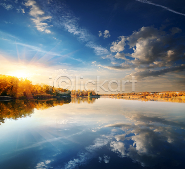 사람없음 JPG 포토 해외이미지 가을(계절) 가을풍경 구름(자연) 맑음 반사 야외 우크라이나 자연 주간 하늘 해외202004 햇빛 호수