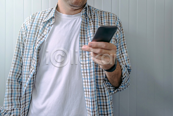 낭비 지루함 피곤 30대 남자 백인 사람 성인 한명 JPG 포토 해외이미지 1 네트워킹 라이프스타일 멀티미디어 메시지 세포 소셜 스마트폰 시간 심각 온라인 인터넷 전자제품 전화기 중독 통신 해외202004 핸드폰