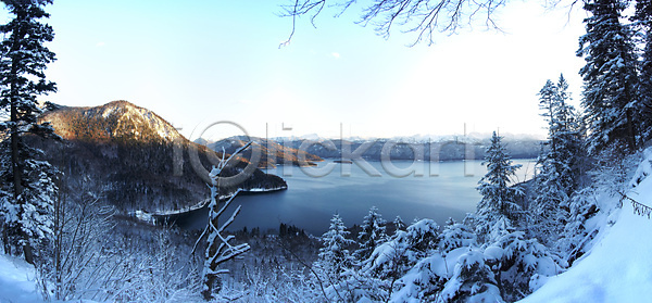 침묵 사람없음 JPG 포토 해외이미지 겨울 나무 눈내림 독일 물 바다 바이에른 반사 백그라운드 산 수평선 숲 알프스 야외 언덕 자연 장면 파노라마 파란색 풍경 하늘 해외202004 해외포토 햇빛 호수 휴가 흰색
