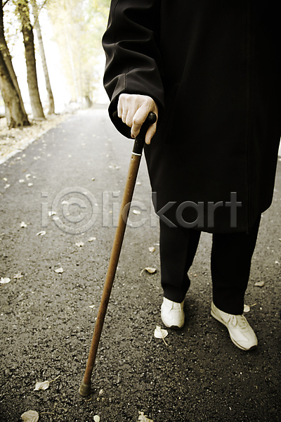 산책 70대 80대 사람없음 JPG 포토 해외이미지 가을(계절) 갈색 거리 야외 옛날 컨셉 할머니 해외202004 헬프