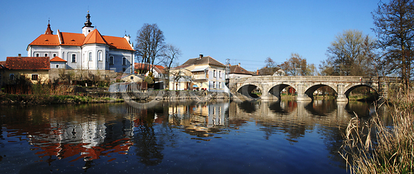 따뜻함 사람없음 JPG 포토 해외이미지 강 개울 건축양식 교회 나무 남쪽 도시풍경 문학 문화 물 반사 보헤미아 봄 시골 역사 옛날 유럽 일몰 저녁 주택 지역 체코 타운 파노라마 해외202004 해외포토 황혼