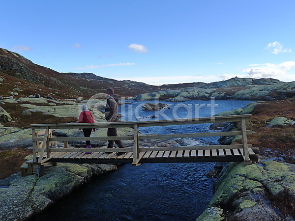 두명 사람 JPG 포토 해외이미지 강 노르웨이 산 야외 풍경(경치) 하이킹 해외202004
