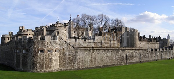 사람없음 JPG 포토 해외이미지 감옥 건축양식 런던 바위 벽 벽돌 성 언덕 여왕 영국 영어 왕국 잉글랜드 잔디 중세 초록색 탑 파노라마 파란색 하늘 해외202004 해외포토
